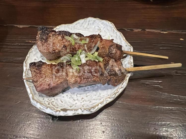 皿に盛られた美味しそうな焼きレバー串 レバー,串,焼き鳥の写真素材