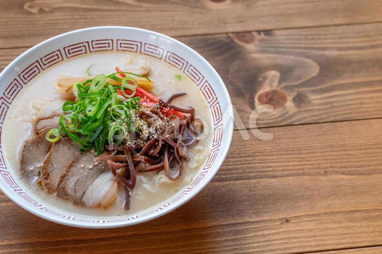 即席のとんこつらーめん 豚骨,ラーメン,真上からの写真素材