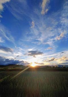 マジックアワーの空 空,雲,夕陽の写真素材