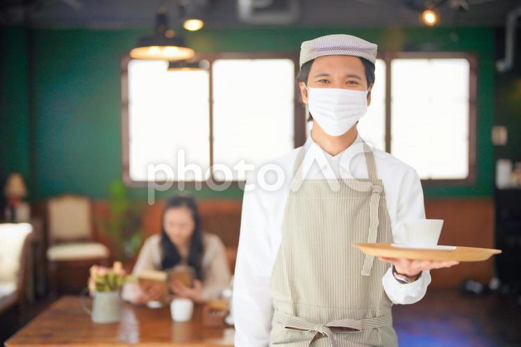 マスクをしているカフェの男性店員2 カフェ,男性,日本人の写真素材