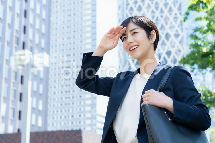 オフィス街で働く若いビジネスウーマン ビジネス,女性,ビジネスウーマンの写真素材
