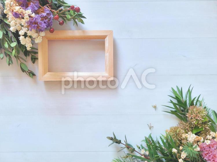 花と緑と木枠のフレーム　ボタニカル背景 花,ボタニカル,フレームの写真素材