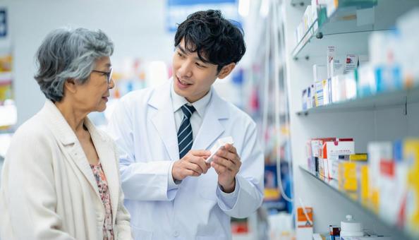 患者に薬の説明をする薬剤師 患者に薬の説明をする薬剤師の写真