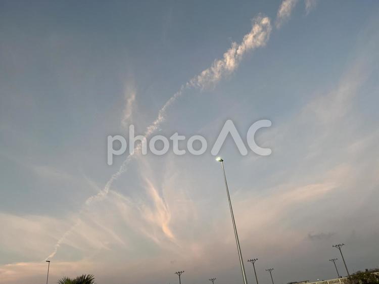 沖縄の雲と夕日 沖縄,風景,自然の写真素材