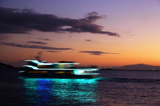 函館の海を走る遊覧船 海,夕焼け,夕日の写真素材