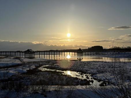朝日、鶴の舞橋 朝日、鶴の舞橋 朝日,日の出,トリプル日の出の写真素材