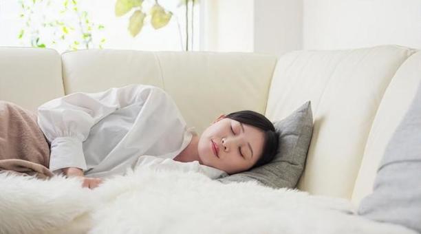 午後に昼寝をするアジア人女性 寝る,女性,ソファの写真素材
