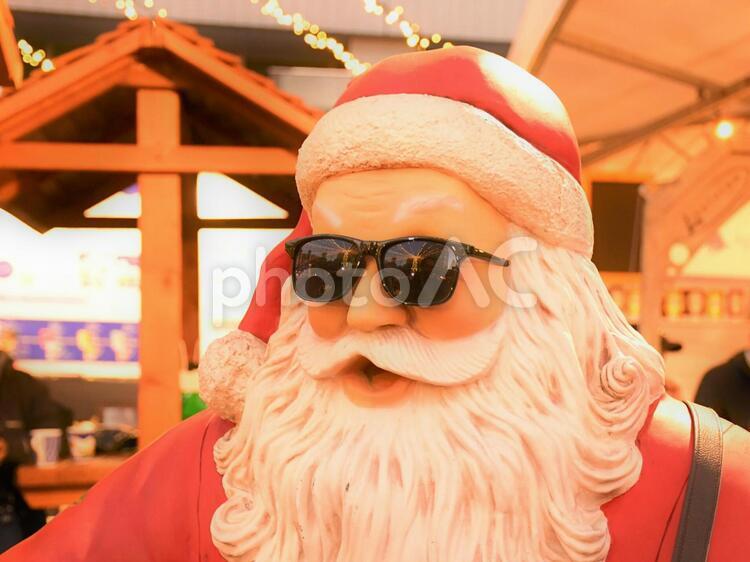 一際目立つファンキーなサンタクロース サンタクロース,クリスマス,サングラスの写真素材
