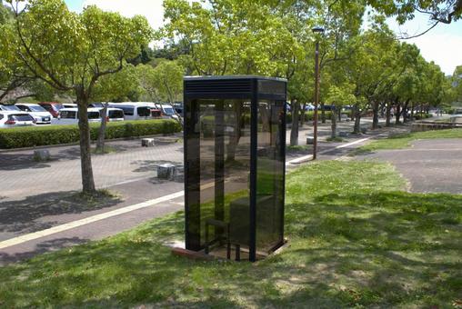 公園の中の電話ボックス 公園の中の電話ボックスの写真