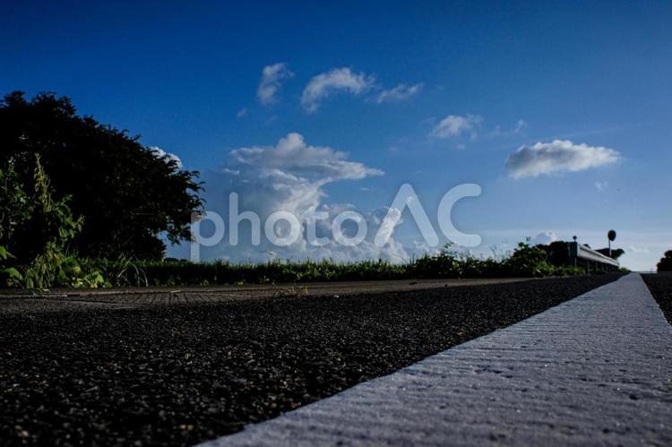 ＜素材＞夏の街並みと空に浮かぶ入道雲 道路,青空,入道雲の写真素材