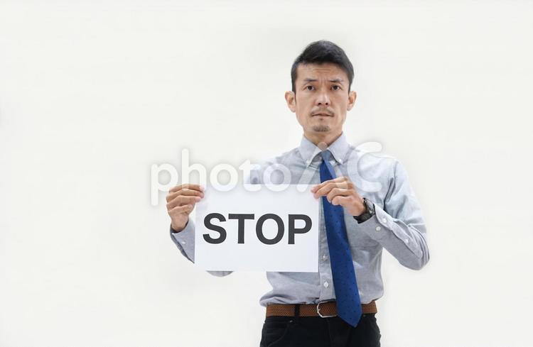 STOPを掲示する男 男性,男,ポートレートの写真素材