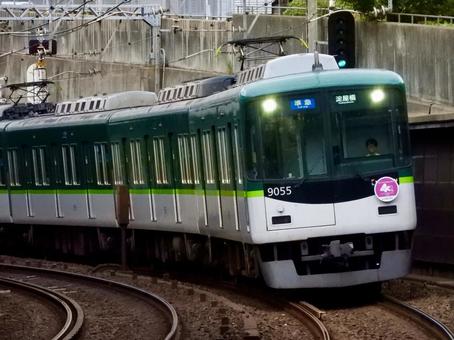 七条駅を発車した京阪9000系準急 京阪電車,京阪本線,京阪電気鉄道の写真素材