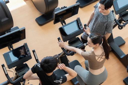 スポーツジムでトレーニングをする若い男女 スポーツジム,フィットネス,ダイエットの写真素材