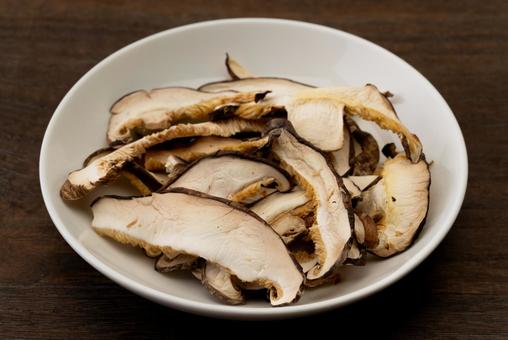 お皿に載った干し椎茸(どんこ) お皿に載った干し椎茸(どんこ) 椎茸,どんこ,干し椎茸の写真素材