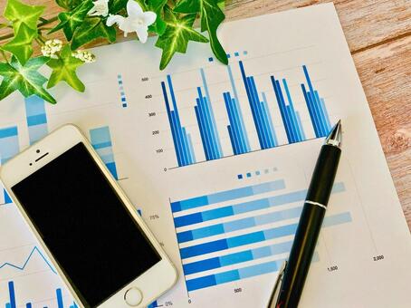 スマホとボールペンと青いグラフ グラフ,スマホ,ボールペンの写真素材