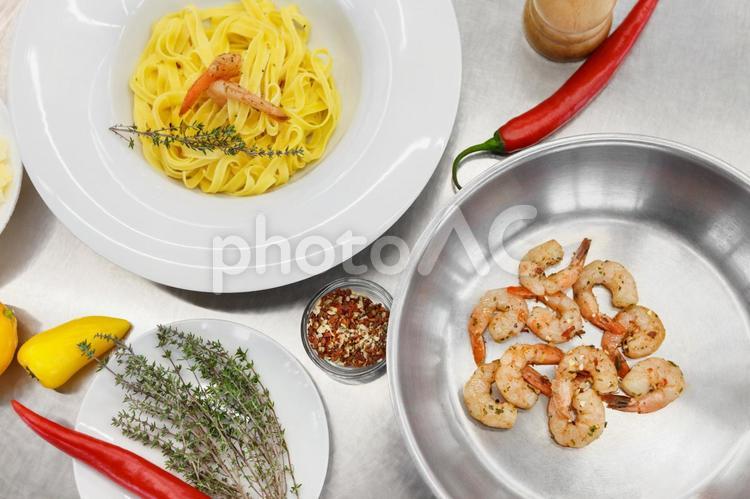 パスタとエビの入ったフライパンや食材の俯瞰 キュイジーヌ,キッチン,厨房の写真素材