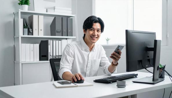 オフィスで働く日本人システムエンジニア オフィスで働く日本人システムエンジニアの写真
