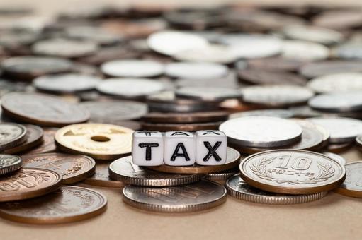 多数のちりばめられたコインとTAXの文字 多数のちりばめられたコインとTAXの文字 小銭,お金,硬貨の写真素材
