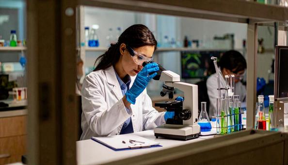 研究所で実験をする女性の研究者 研究所で実験をする女性の研究者の写真