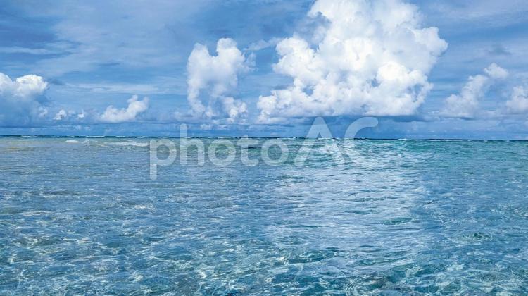 美しい青空と透明な海1 海,空,海面の写真素材
