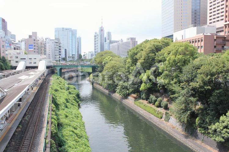東京のビルと電車と川 東京,都会,電車の写真素材