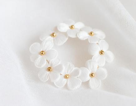白い花のブローチ、ハンドメイド 白い花のブローチ、ハンドメイドの写真