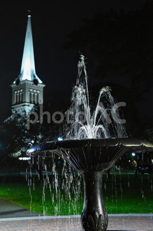 ライトアップされた噴水と教会の尖塔 背景,夜,夜景の写真素材