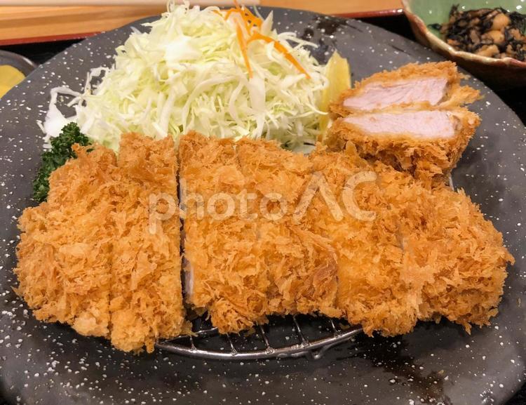 揚げたてのトンカツ定食 料理,一品料理,皿の写真素材