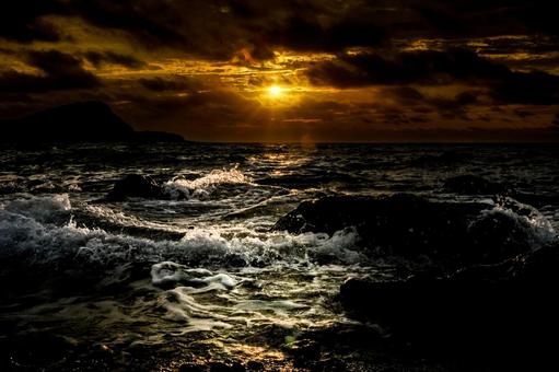 <素材>秋の海に沈む夕日と海の波しぶき <素材>秋の海に沈む夕日と海の波しぶき 海,サンセット,波の写真素材