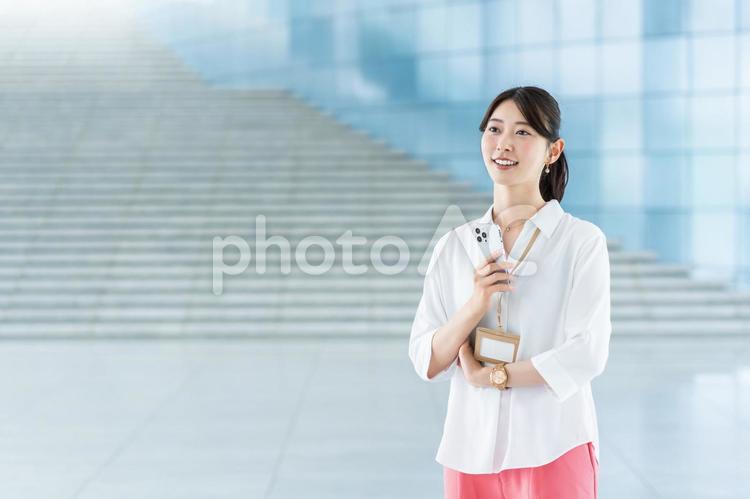 スマホを操作するビジネスウーマン。 女性,人物,ビジネスの写真素材