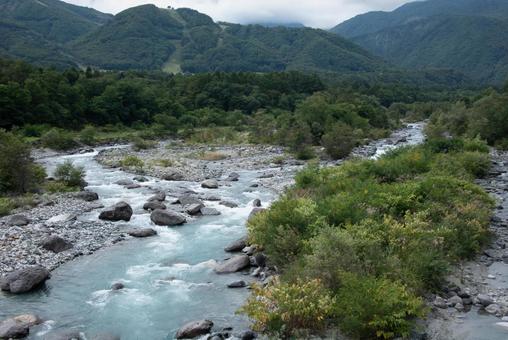 雪解け水が流れる白馬村の川風景 雪解け水が流れる白馬村の川風景 川,水流,森の写真素材