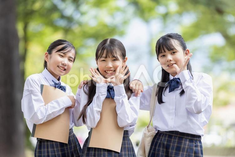 制服を着た笑顔の女子学生 仲良し,楽しい,制服の写真素材
