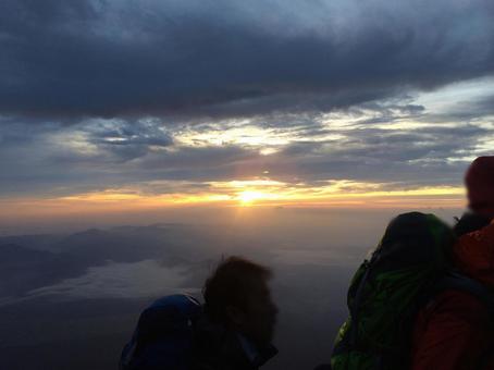富士山10合目の早朝の景色と山に登る人々 富士山10合目の早朝の景色と山に登る人々 富士山,登山,ご来光の写真素材