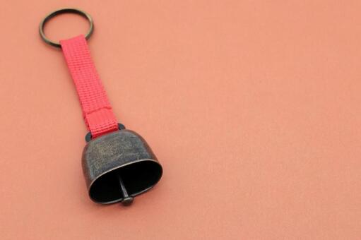 オレンジ背景の熊よけの鈴 鈴,登山,山の写真素材