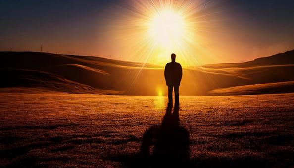 太陽を浴びる男性 太陽を浴びる男性の写真