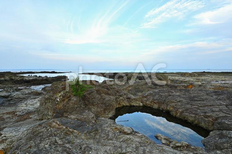 屋久島の春田浜海水浴場の岩礁 春田浜海水浴場,屋久島,風景の写真素材