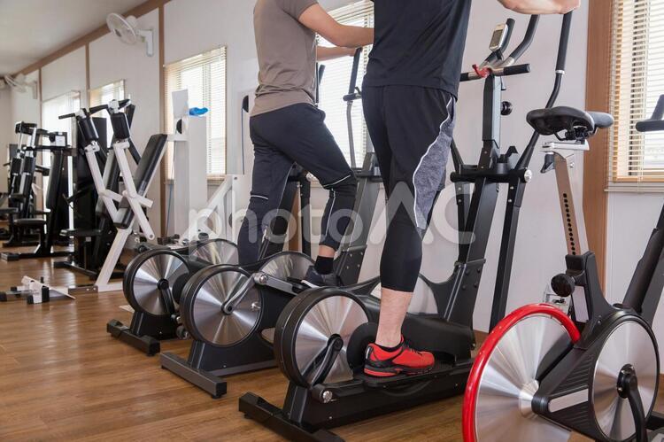 スポーツジムでウォーキングする男性 スポーツジム,男性,有酸素運動の写真素材