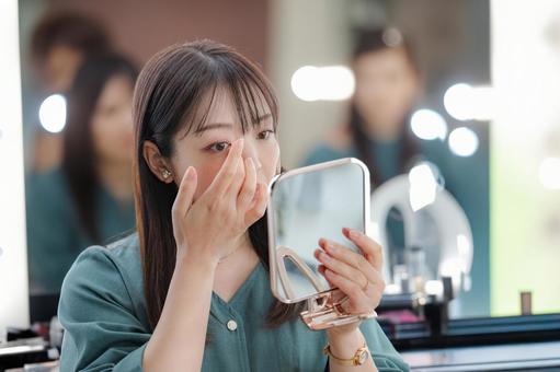 目元を気にする女性 目元を気にする女性 女性,化粧,メイクの写真素材