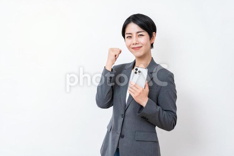 スマホを使うビジネスパーソン。 スマホ,女性,スマートフォンの写真素材