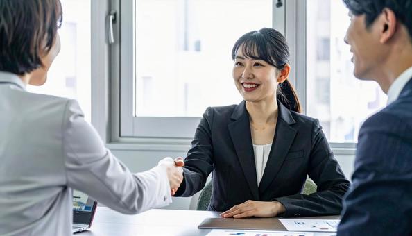握手するビジネスパーソン 握手するビジネスパーソンの写真