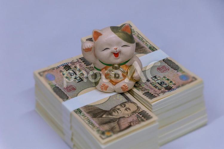 デジタル化社会で必要性が薄くなった紙幣 紙幣,お金,現金の写真素材