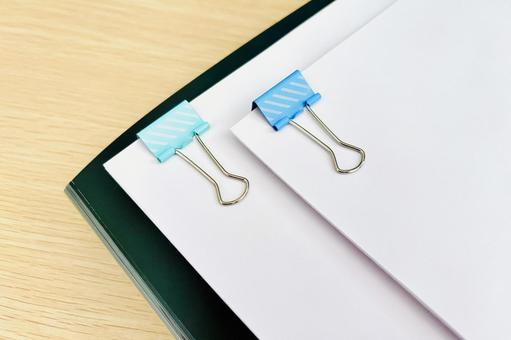 クリップで挟んだ資料とファイル ビジネス,バインダー,クリップボードの写真素材