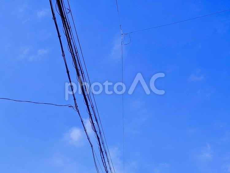 青い空と電線の束と白い雲 空,電線,三又の写真素材