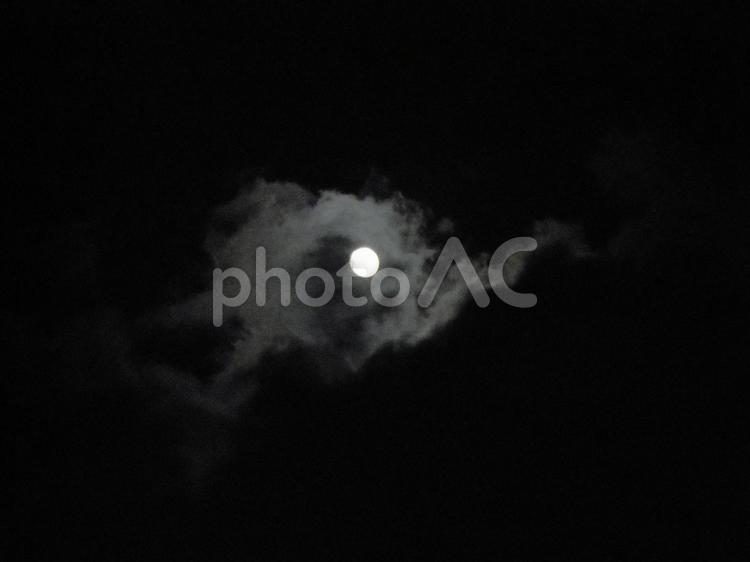 月に白竜がまとわりつく 月,雲,白竜の写真素材