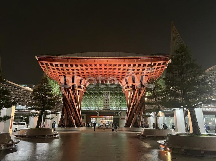 金沢の夜と雨 鼓門,金沢,金沢駅東口の写真素材