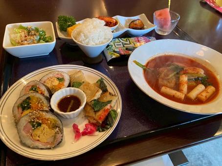 彩り豊かな韓国料理定食 彩り豊かな韓国料理定食の写真