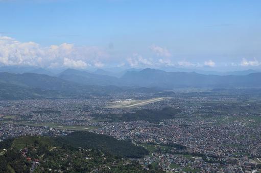 ネパールポカラの街並みと空港と山と空 ネパールポカラの街並みと空港と山と空 ネパール,ポカラ,街並みの写真素材