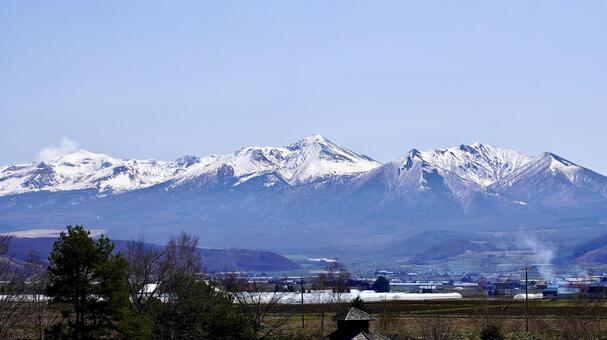 残雪残る春の十勝岳連峰 十勝岳,山,春の写真素材