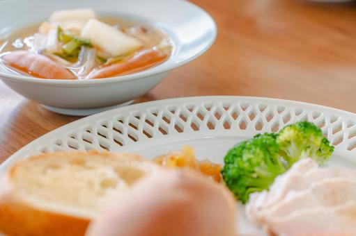 パンと鶏ハムの朝食 パンと鶏ハムの朝食の写真