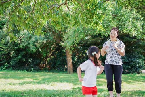 外でランニングをするお母さんと子供 幼児,子育て,こども園の写真素材